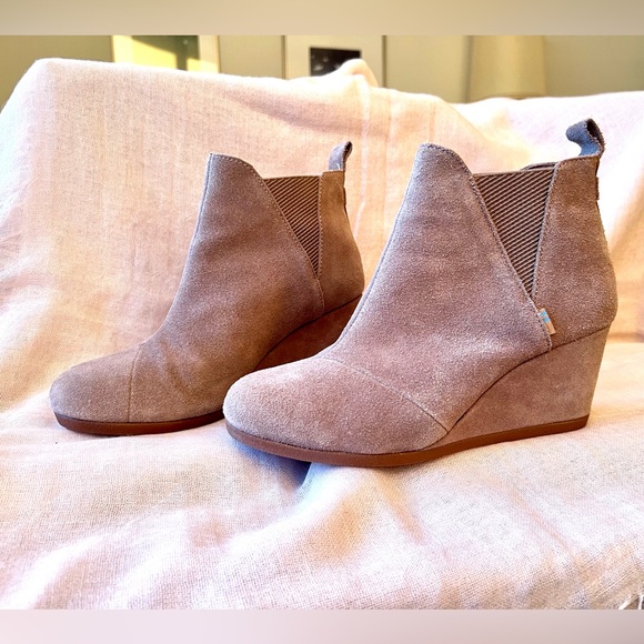 Tom's Suede Wedges, Size 7 - Picture 6 of 10